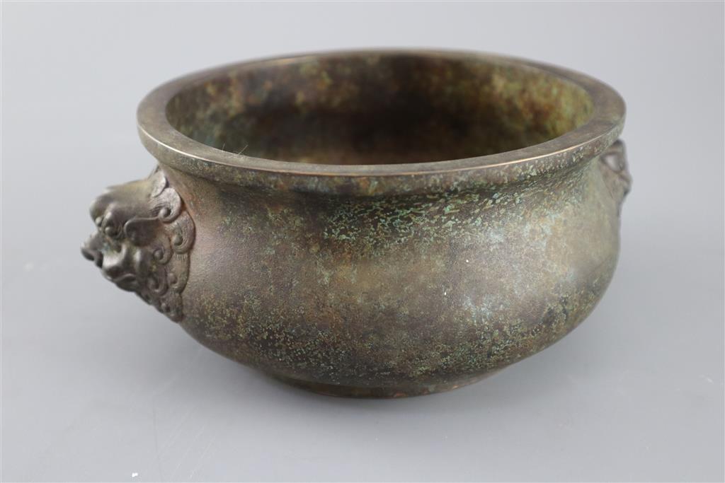 A large Chinese bronze gui censer, 21.5cm wide